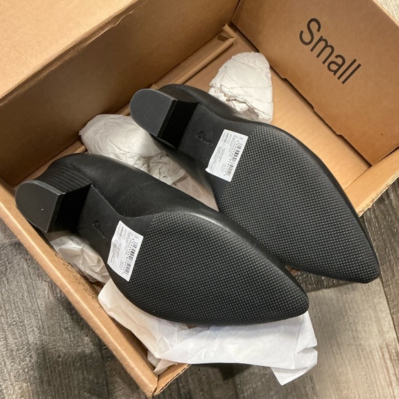 Clarks Women's Classic Black Heels Size 6W - Picture 6 of 12